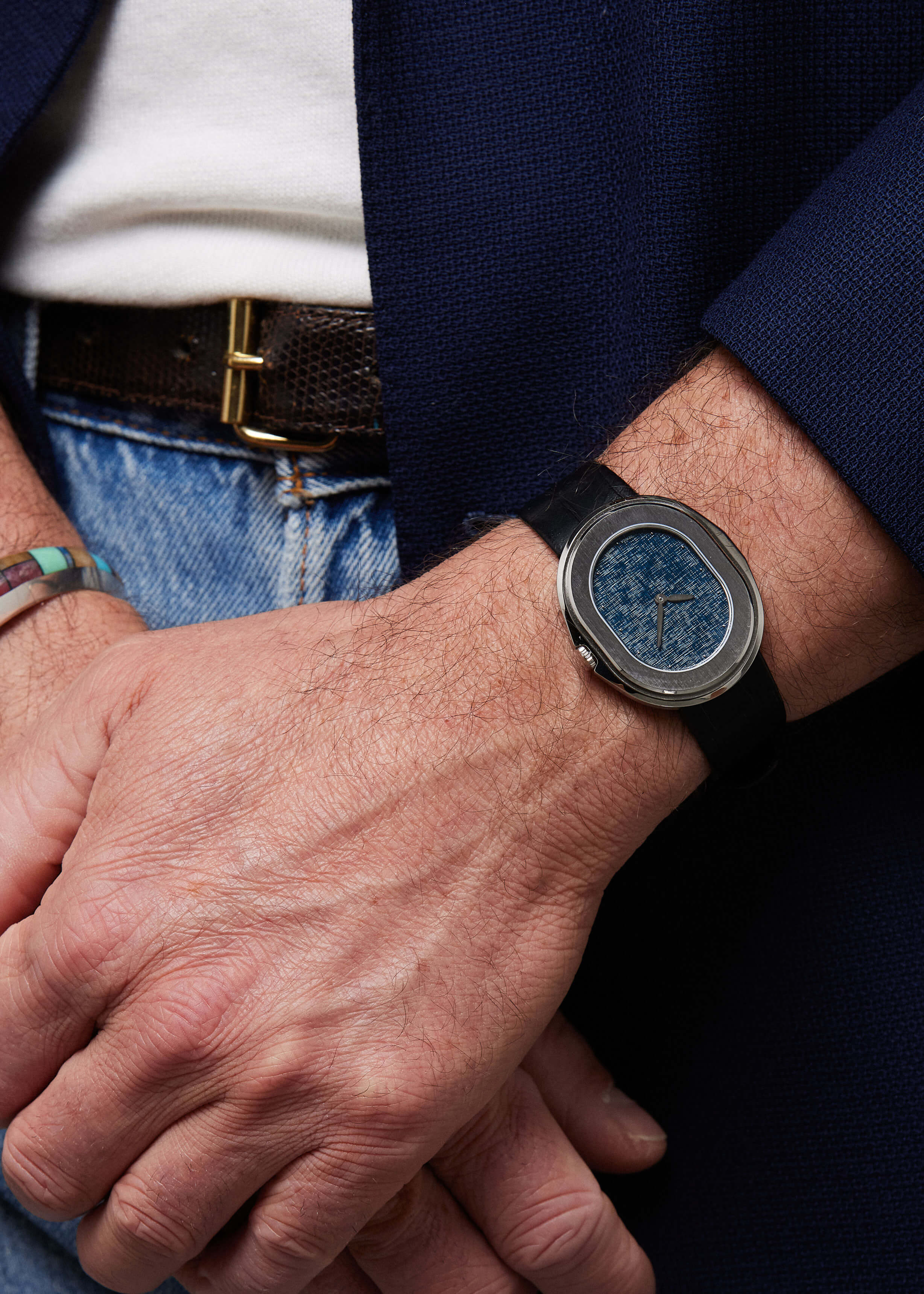 Serica Watches - Gros plan sur poignet homme avec SERICA 1174-4 acier cadran lin bleu automatique. Mains croisés devant.