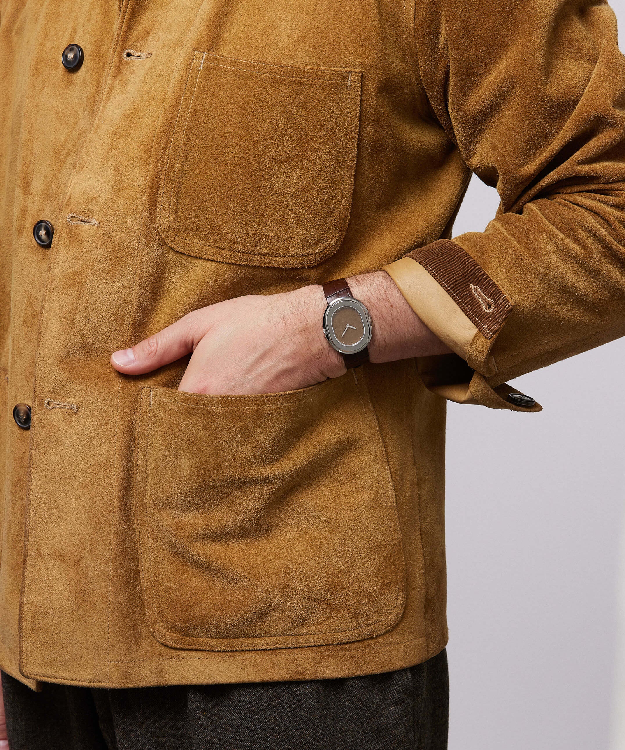 Serica Watches - Focus poignet avec montre SERICA 1174-3 Parade cadran 'Lin' marron automatique. L'homme main dans la poche de veste daim