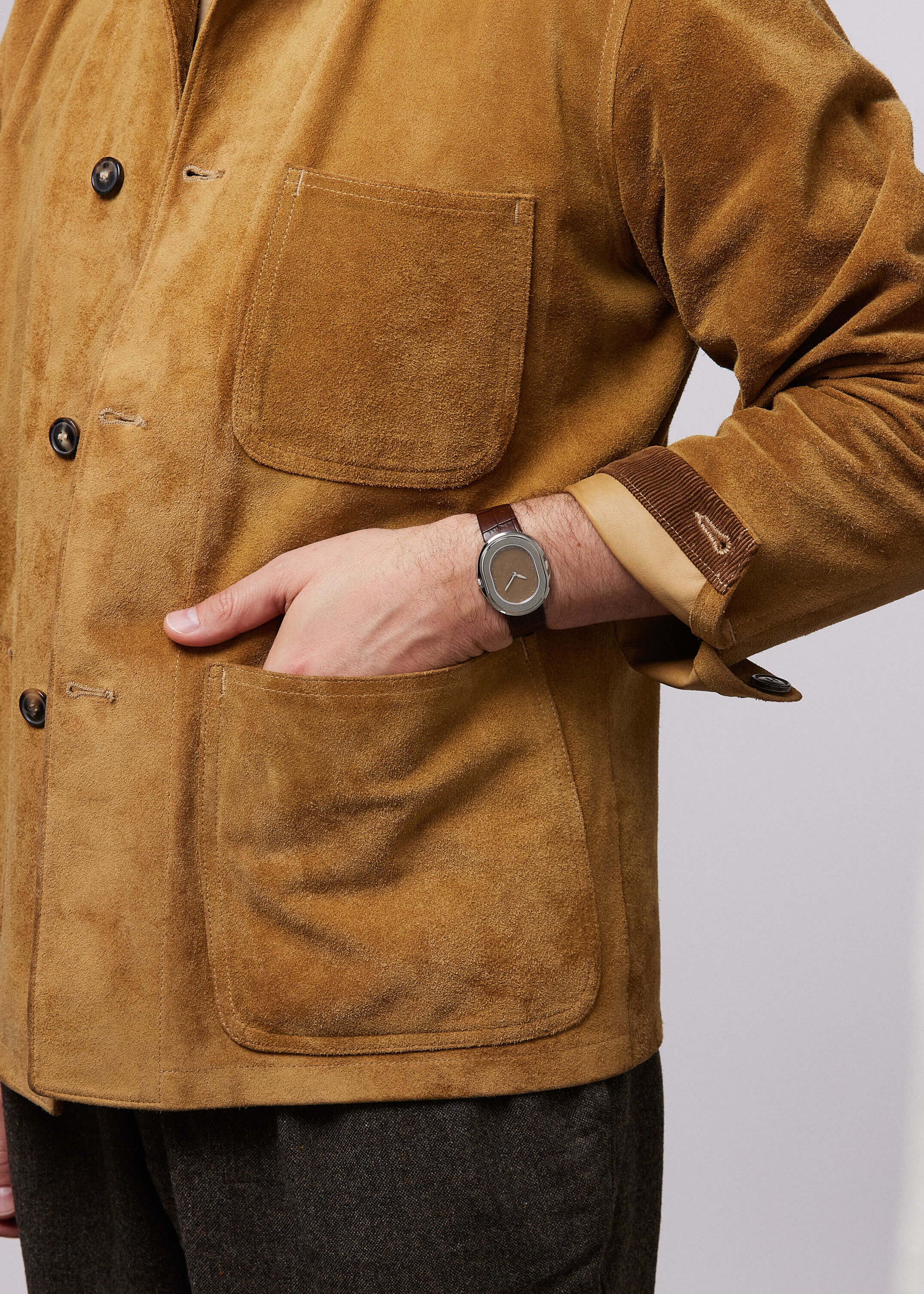 Serica Watches - Focus poignet avec montre SERICA 1174-3 Parade cadran 'Lin' marron automatique. L'homme main dans la poche de veste daim
