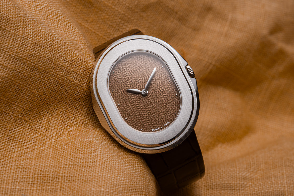 Serica Watches - Montre SERICA 1174-3 Parade 'Lin' cadran marron 'tabac' boîtier acier étanche 100m, bracelet cuir alligator. Gros plan.