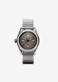 Serica Watches - Montre SERICA 6190-3 M.S.L. 9h automatique 39mm. Gros plan du boîtier acier et cadran gris émaillé.