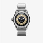 SERICA 6190 TXD 'Tuxedo' couronne 9h automatique. Gros plan du boîtier acier et cadran bi-ton émaillé noir et beige.