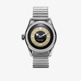 SERICA 6190 TXD 'Tuxedo' couronne 9h automatique. Gros plan du boîtier acier et cadran bi-ton émaillé noir et beige.