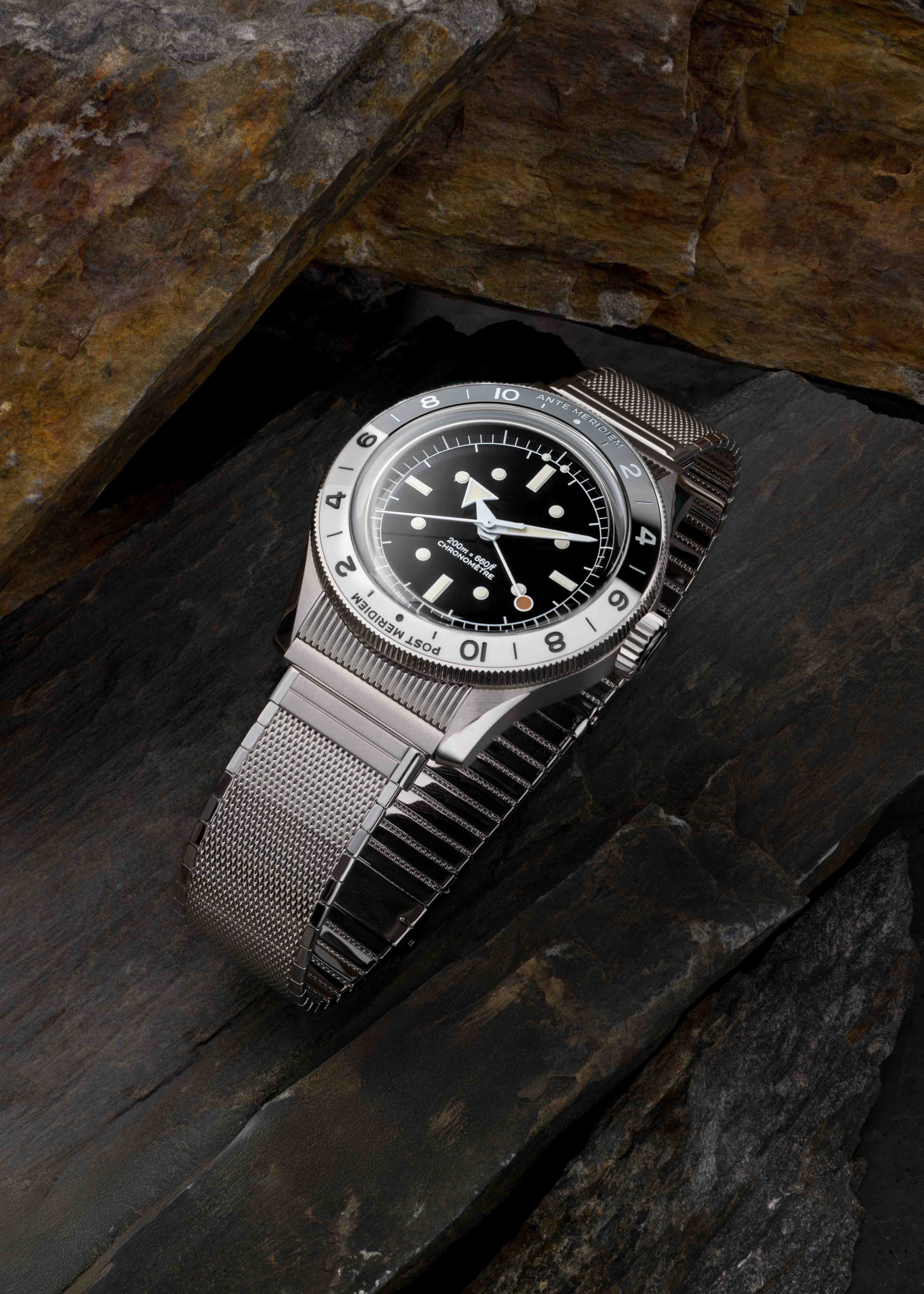 Serica Watches - Gros plan sur montre SERICA 8315-1 GMT automatique. Lunette céramique, cadran noir émail & mouvement Chronomètre Suisse