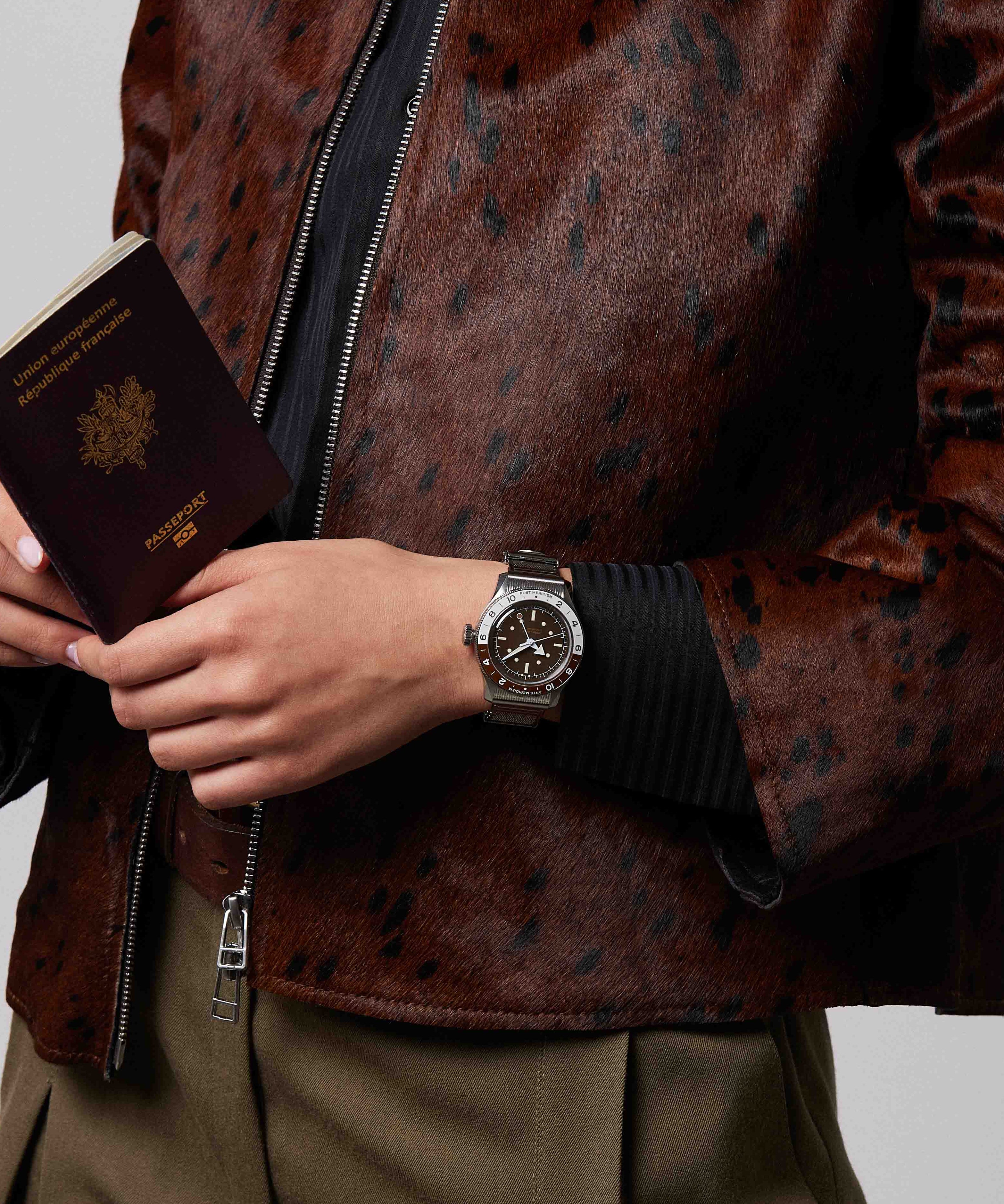 Serica Watches - Gros plan sur le poignet d'une femme portant la montre SERICA 8315-2 GMT marron avec bracelet en acier.