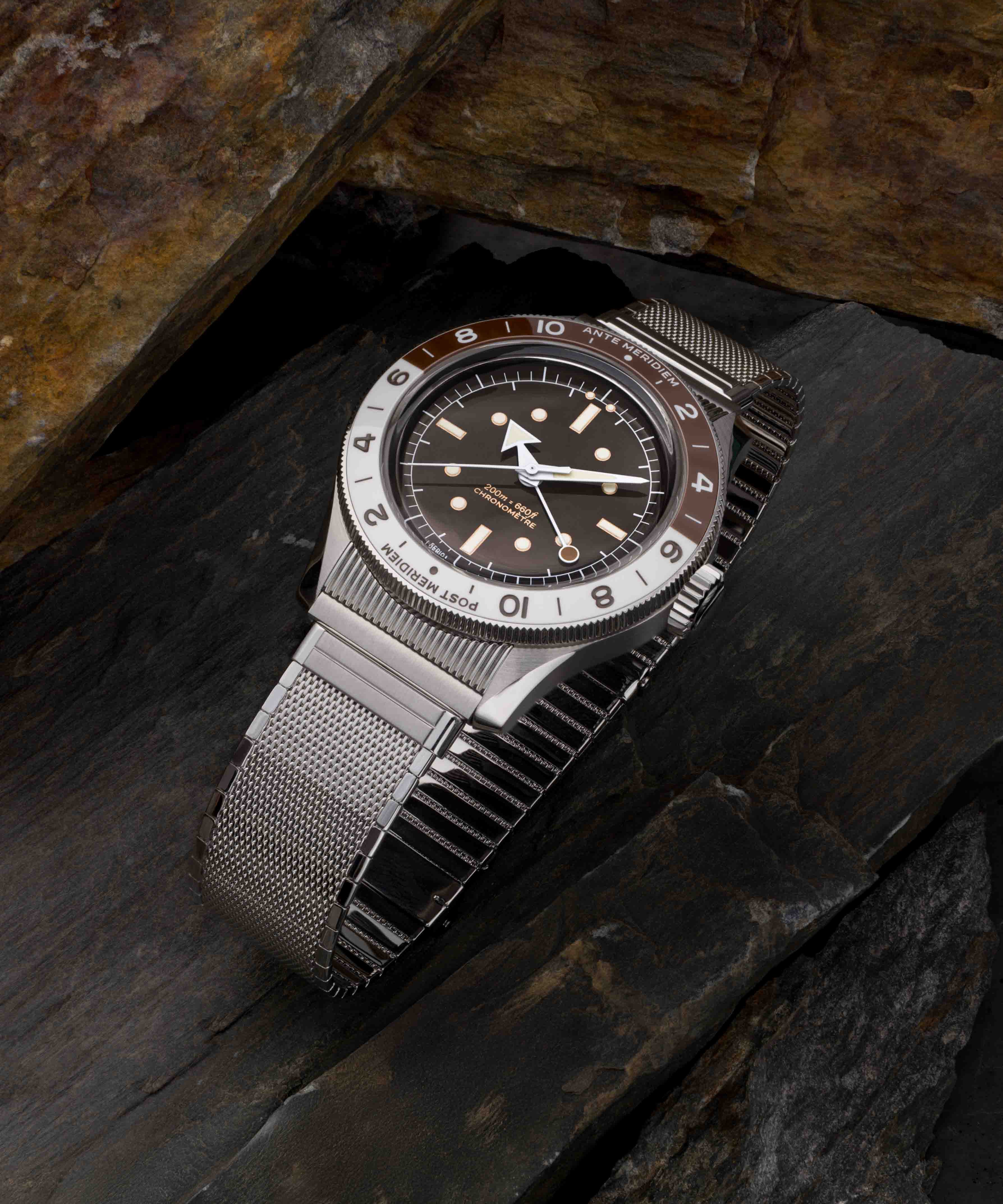 Serica Watches - Gros plan sur SERICA 8315-2 GMT automatique. Lunette céramique, cadran marron émail & mouvement chronomètre Suisse