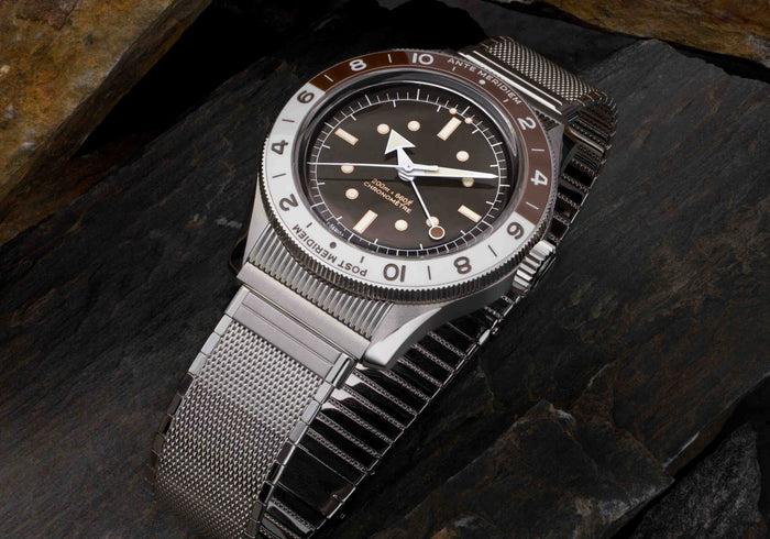 Serica Watches - Gros plan sur SERICA 8315-2 GMT automatique. Lunette céramique, cadran marron émail & mouvement chronomètre Suisse
