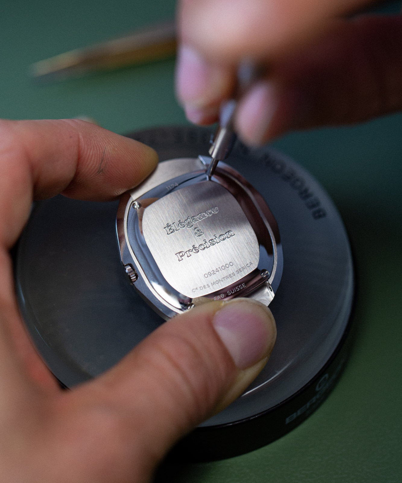 Serica Watches - Une gravure qui raconte une histoire