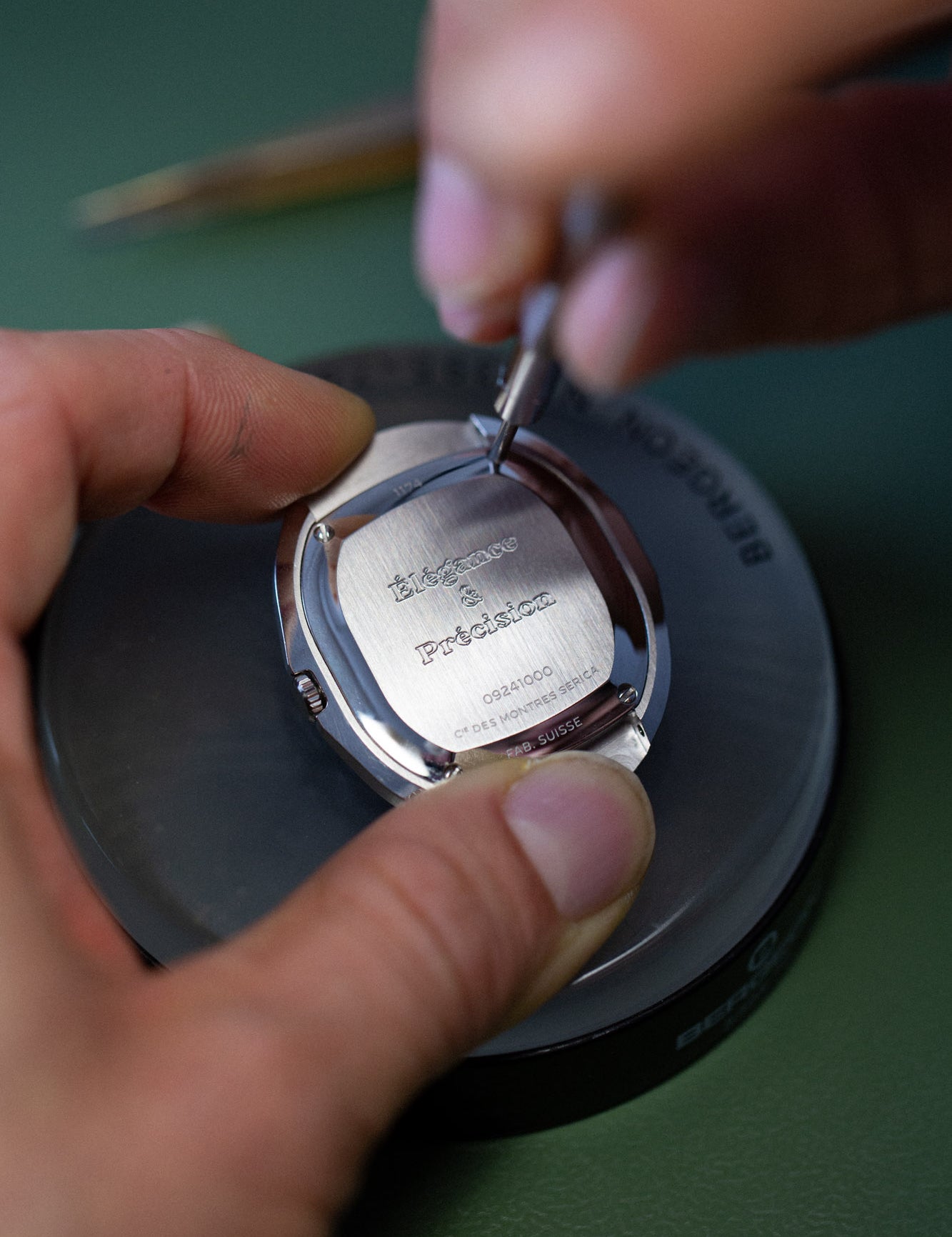 Serica Watches - Une gravure qui raconte une histoire