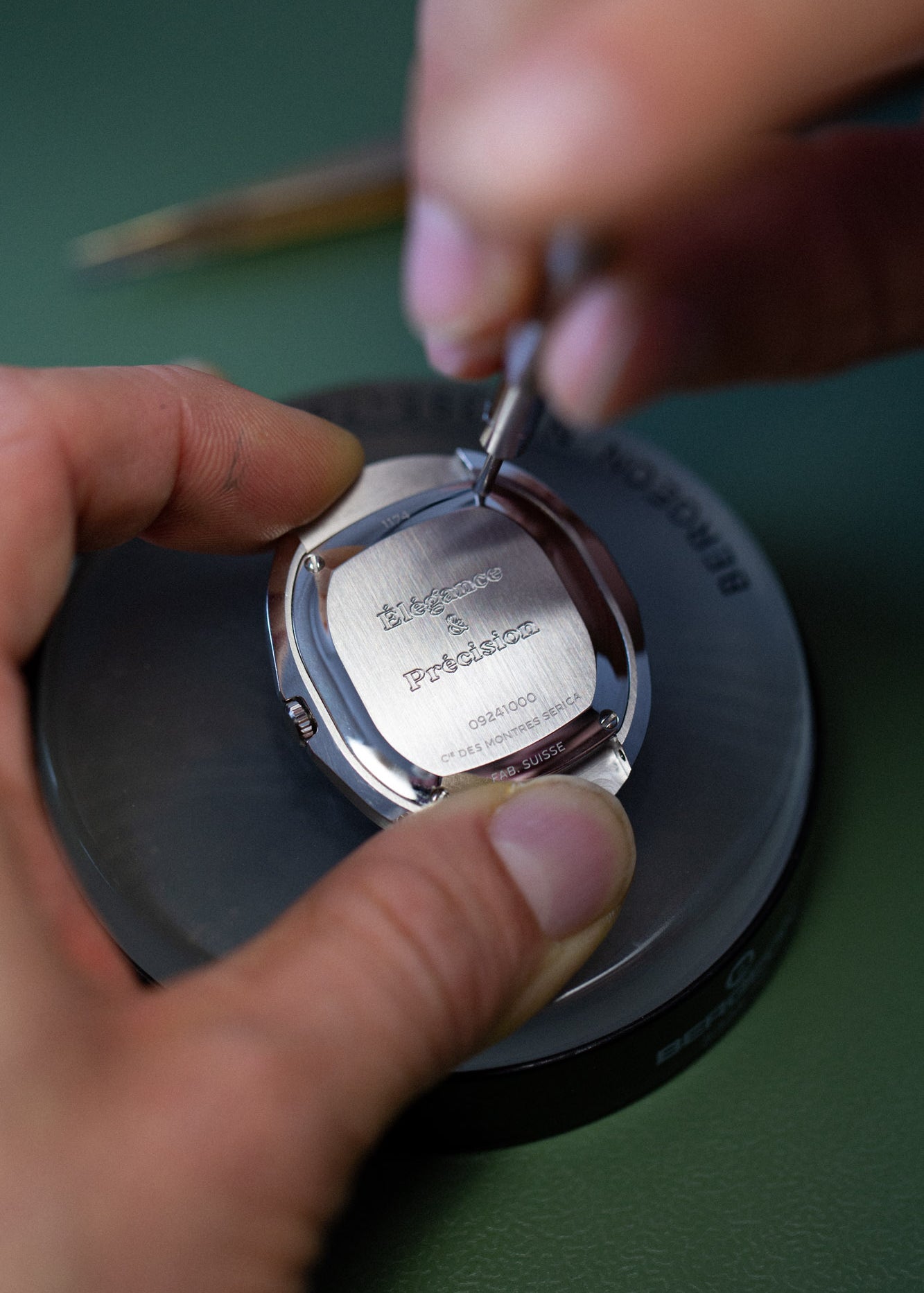 Serica Watches - Notre service de gravure