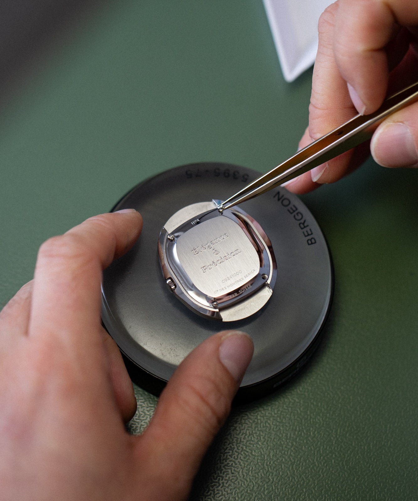 Serica Watches - Notre service de gravure