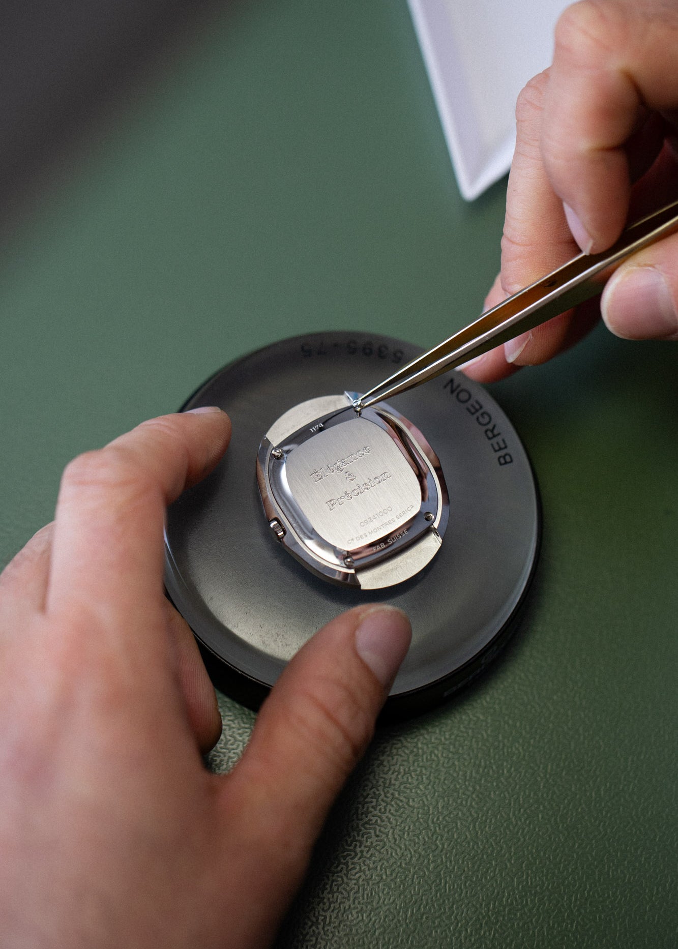 Serica Watches - Notre service de gravure