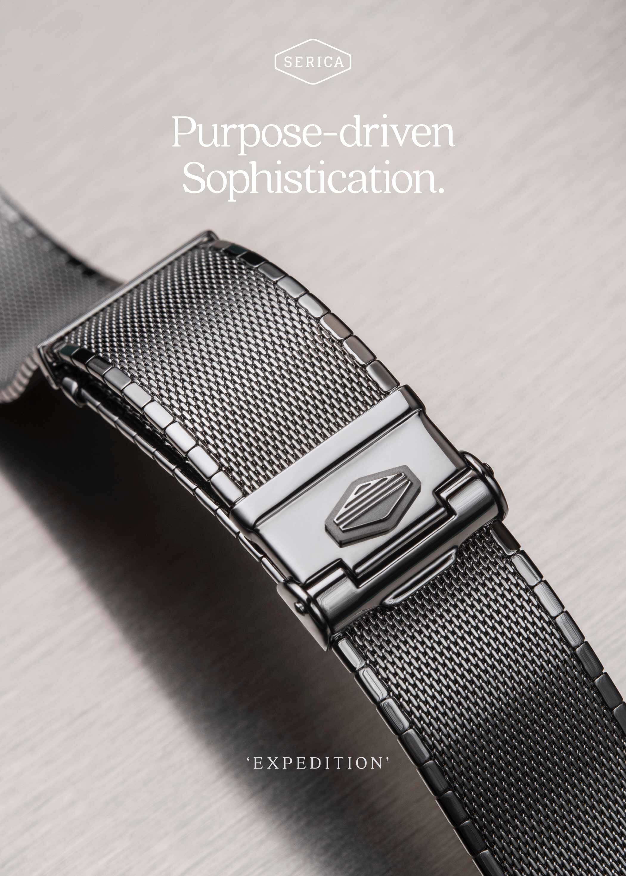 Affiche bracelet Expédition SERICA acier. Gros plan sur le fermoir en acier poli avec logo SERICA.