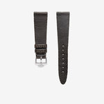 Serica Watches - Gros plan produit du bracelet de montre SERICA en cuir de lézard gris avec boucle acier signé SERICA